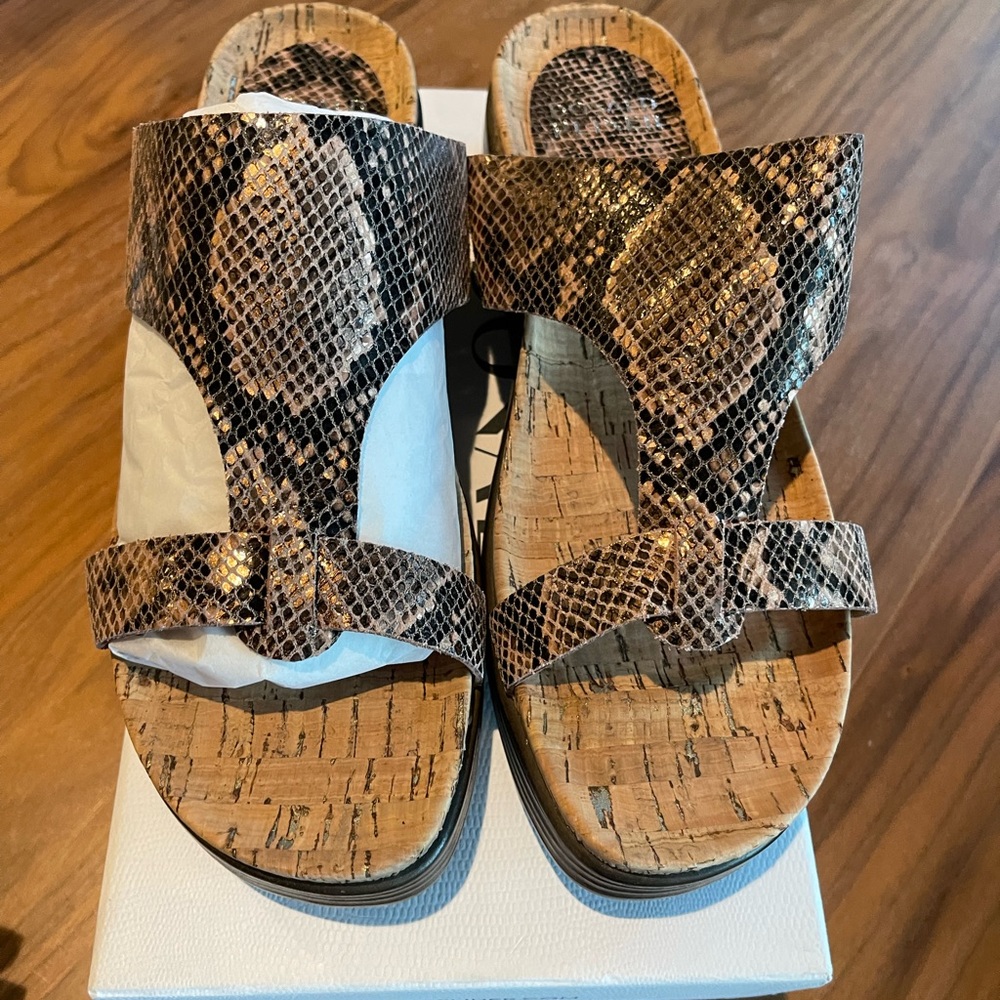 Donald Pliner light bronze platform sandal - US 10 / EUR 41